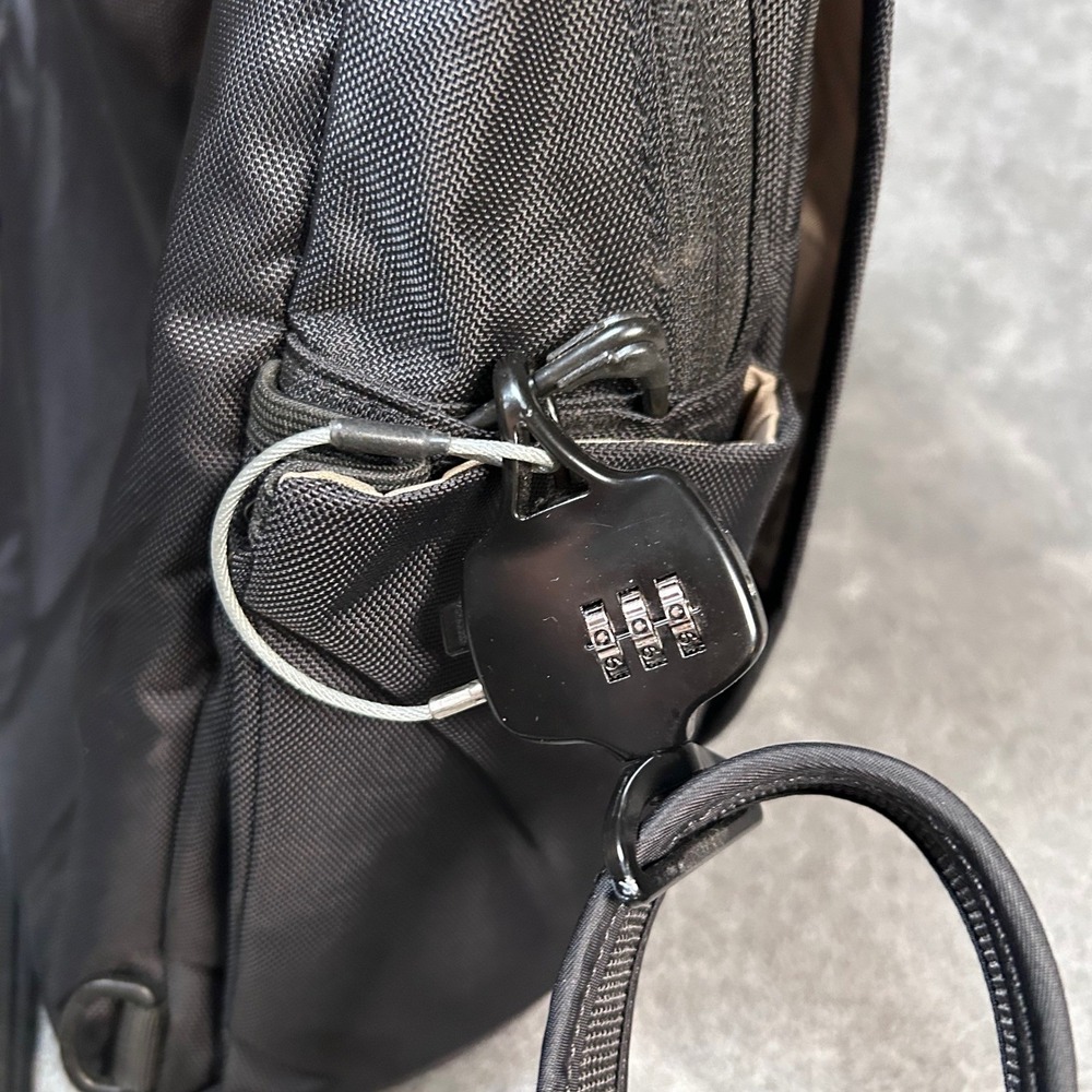 Pacsafe Messenger Bag Black Anti-Theft Crossbody Travel Shoulder Bag - Picture 11 of 16